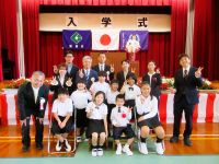 児童と先生方集合写真2